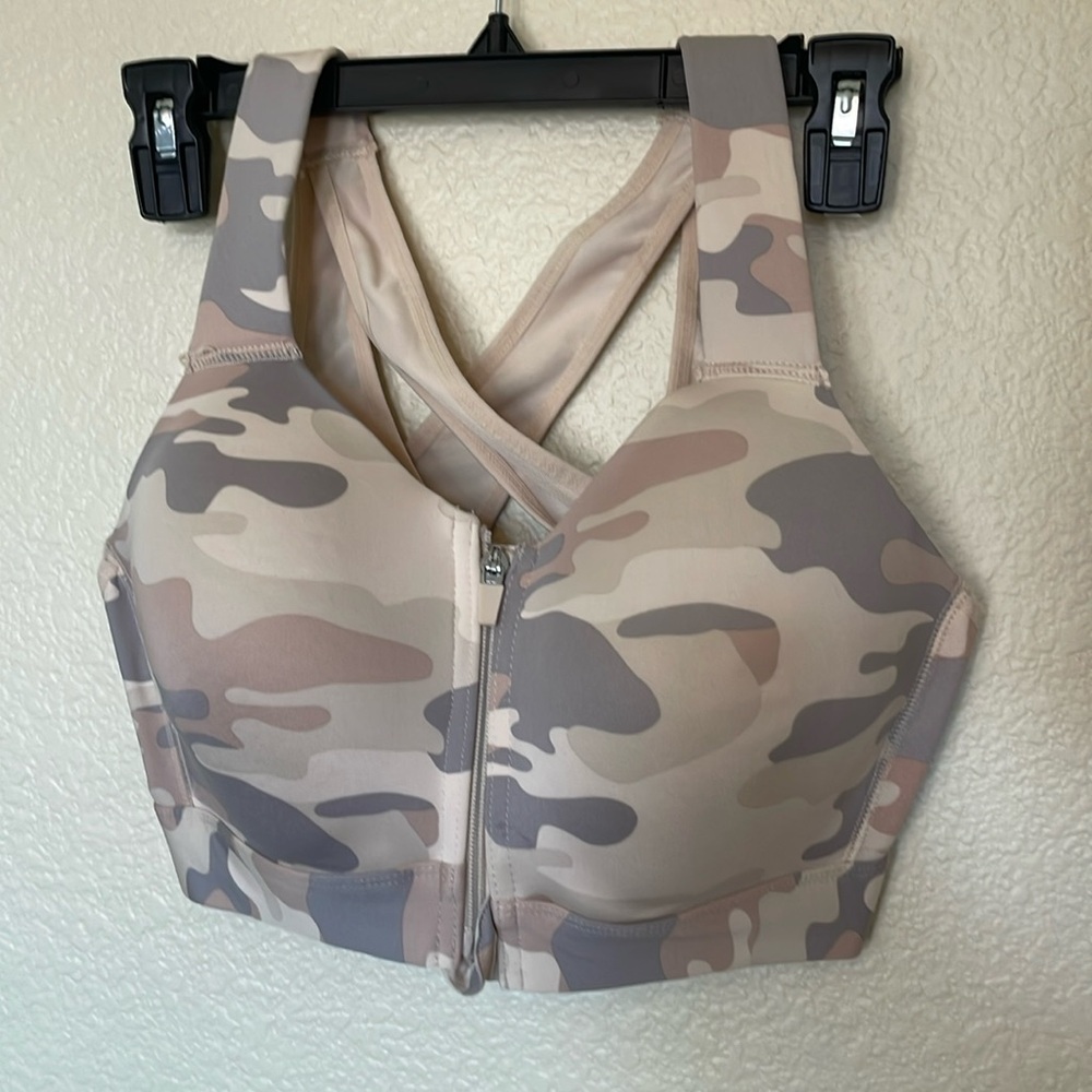 layer8 camouflage zip-up sports bra - size xl